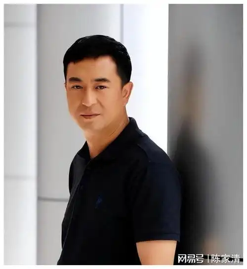 张嘉译每次拍戏都带上表弟,出道20年,表弟火了,张嘉译很欣慰