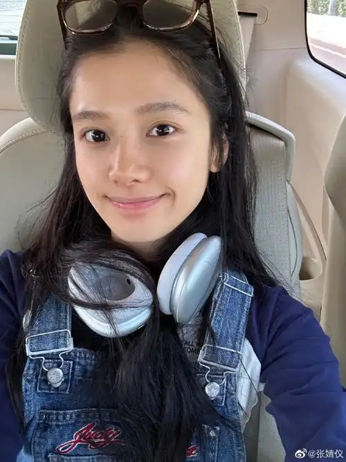 张婧仪晒车内素颜自拍照##张婧仪晒生活随拍