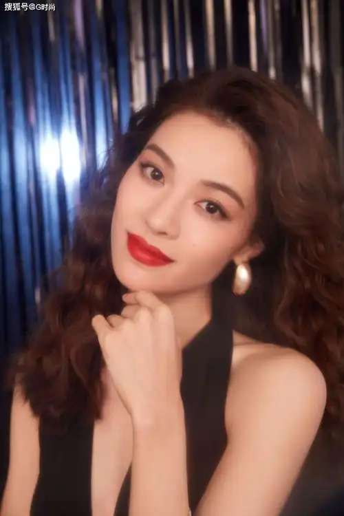 原创钟楚曦演绎复古浪漫港风范,大波浪发型优雅时尚,尽显迷人魅力