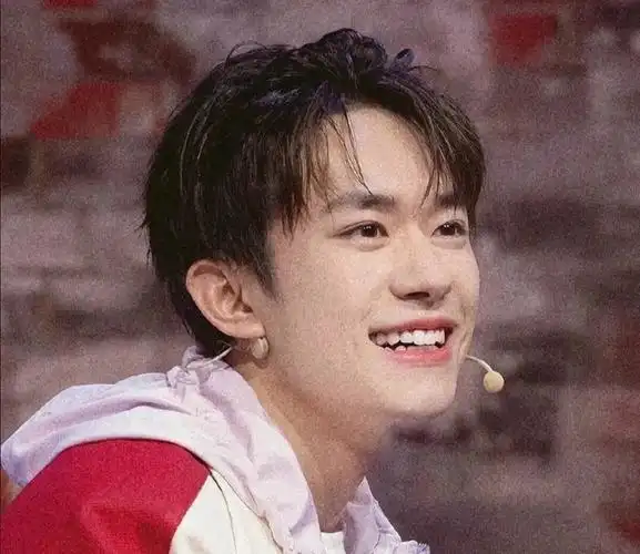 易烊千玺头像来啦好可爱•╻•۶۶