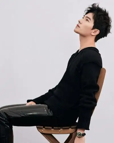 杨洋羊毛卷发型帅气十足:五官轮廓精致得不像话!