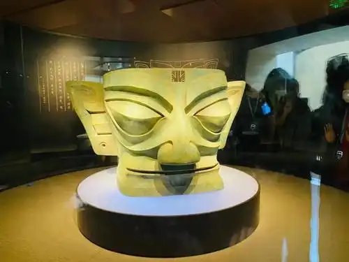 二号馆主要是青铜馆,我们最耳熟能详的 千里眼顺风耳青铜像,三星堆