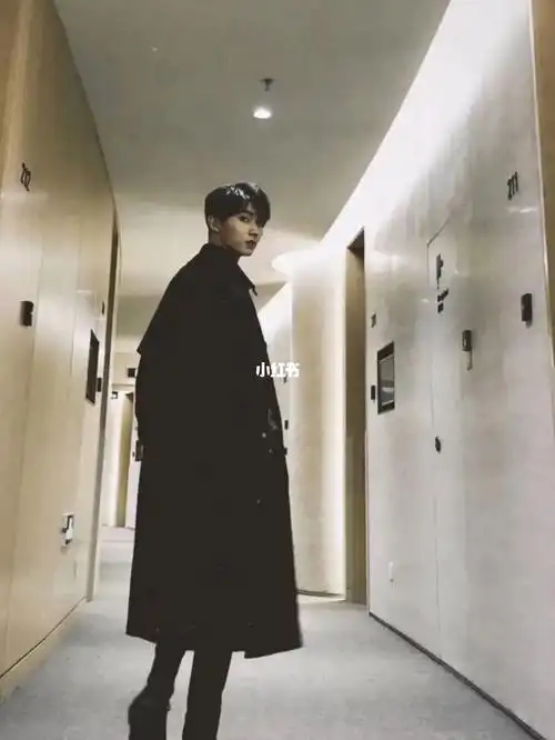 马嘉祺风衣大衣