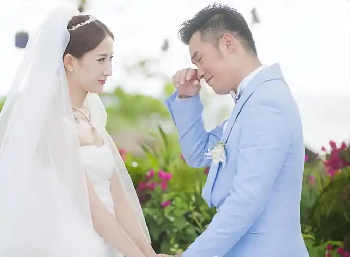 回顾陈赫二婚娶大1岁张子萱婚后连生二胎如今一家四口其乐融融