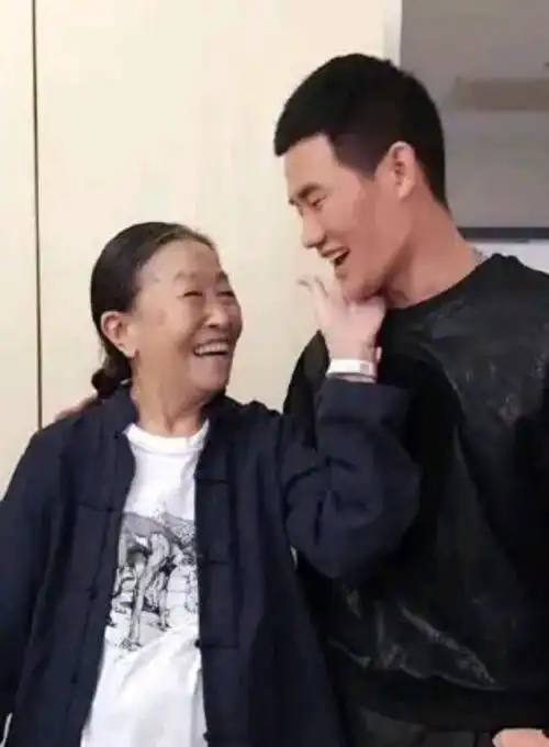 儿子不孝是假的?"丑娘"张少华病愈出院,暖心发文为儿子辩解