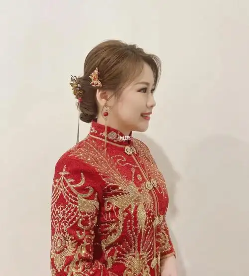 新娘中式秀禾气质裙褂盘发