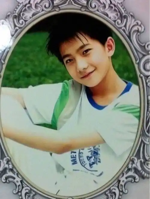 原创明星童年照片被高清修复你能认出几个杨幂小时候啥样