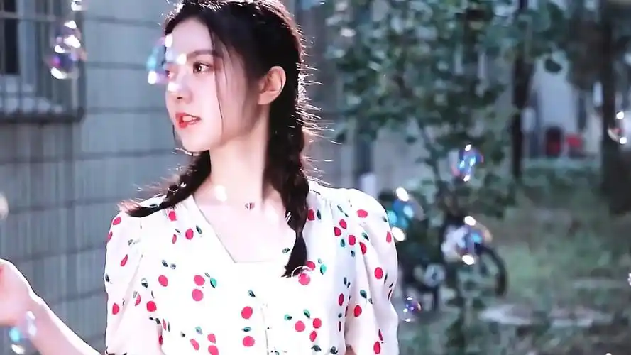 《赵今麦》"巴啦啦小魔仙变身"