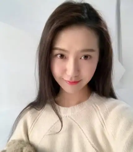 参观许龄月住的豪宅,配置豪华休闲区,生活中素颜也很好看