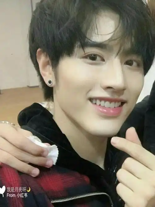 不用说了,我最喜欢他没有之一室友有个喜欢蔡徐坤和尤长靖(还是有男