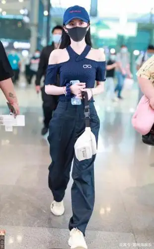 鞠婧祎最新生图被嘲:身高一米五,身材五五开!女明星就这?