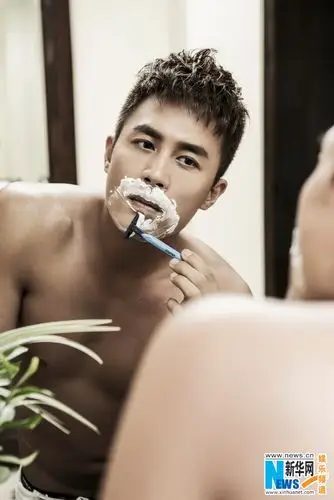 杜淳阳刚型男写真晒肌肉 性感剃须荷尔蒙爆棚