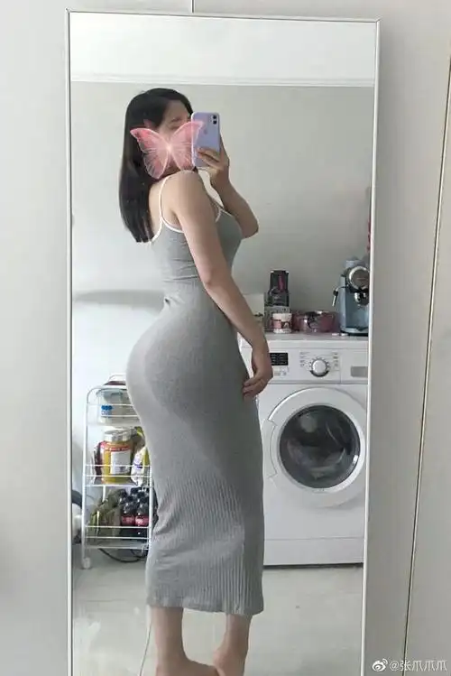 身高1米65的她,体重保持在110斤上下;但那凹凸有致的曲线,恰到好处的