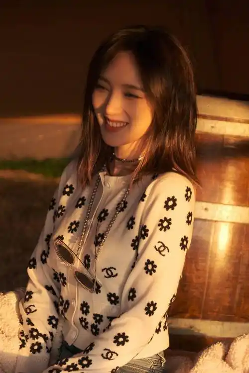 孟佳穿搭超能打?学院制服套装青春洋溢,甜甜笑容简直了