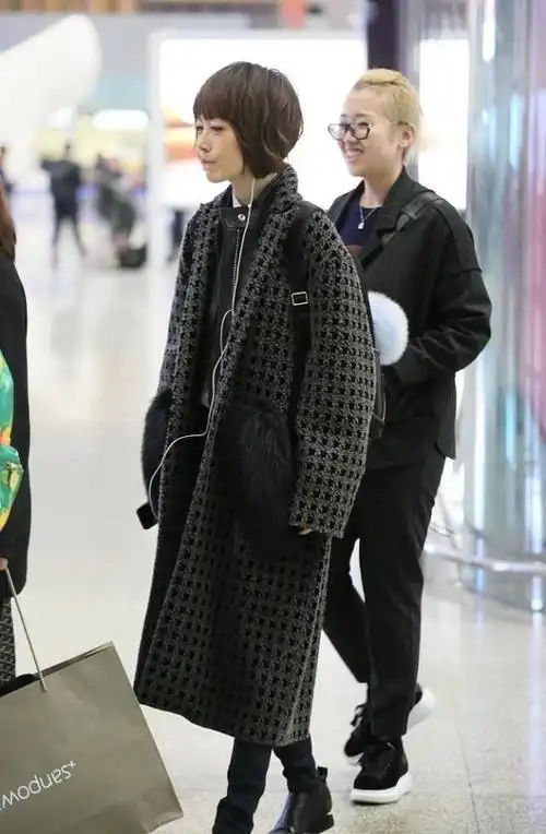 鲁豫终于会穿衣打扮了红色长大衣遮挡身材骨感都被隐藏起来