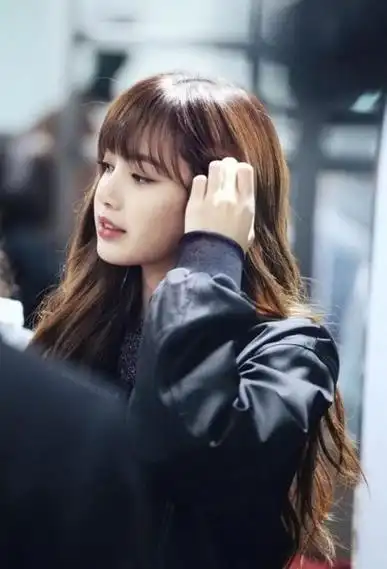 空气刘海发型女孩子披散长头发染奶茶亚麻色发型飘荡起甜美可爱的长发