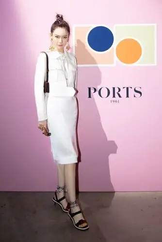 戚薇只不过在凉鞋上装颗铁钉就像换了一双腿拉腿长5cm