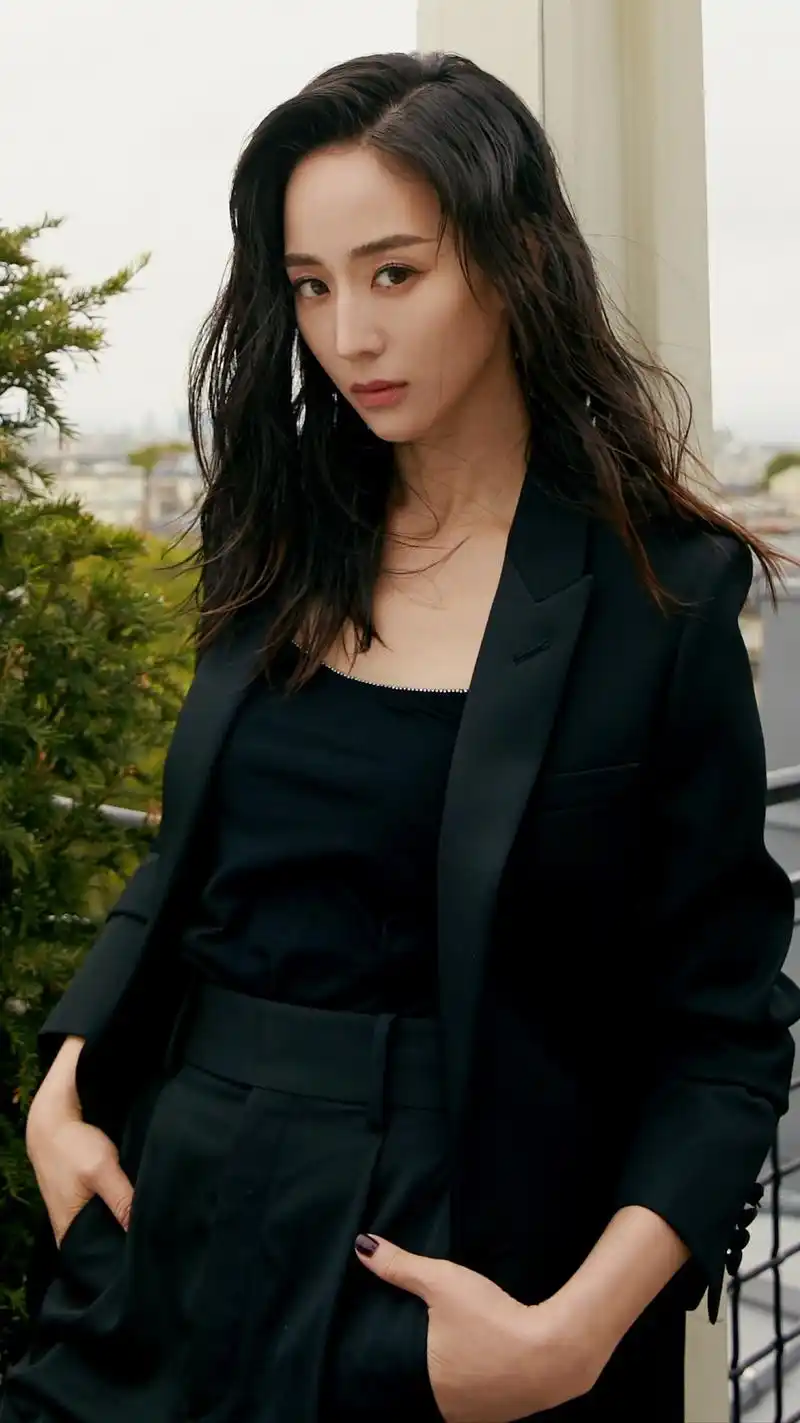 张钧甯美照,韵味十足的风格更适合她,侧脸出镜,释放极致魅力!