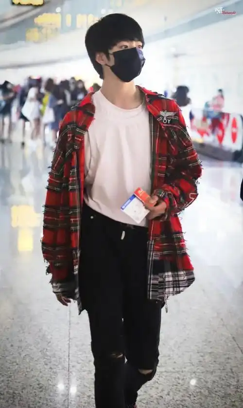 刘耀文蓝白格纹套装路透##刘耀文蓝白格纹套装造型