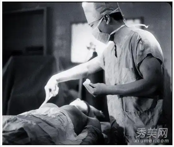 近日,一组舞蹈家金星早年接受变性手术前的男儿身军装照片曝光.