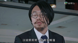 剧集开场,马国明饰演的ok仔,就已经体现出了"赌技"——虽然对象只是一