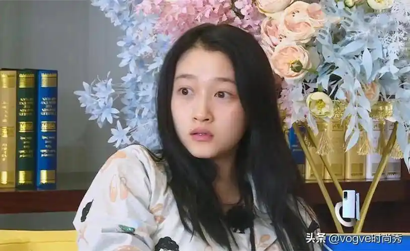 不过到了"王牌"里的素颜镜头,关晓彤立刻变黑了不少,刚起床时的状态更