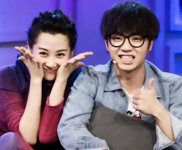 华晨宇是许晴的偶像,第一次听到他唱的《我》,就心跳加速.