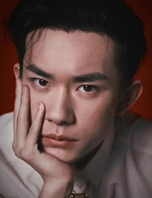 易烊千玺聊天视频曝光长发遮眼十分随性北京腔引发关注