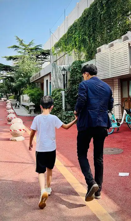 靳东长子过8岁生日其妻子晒一家四口游玩照兄弟俩腿长还绅士