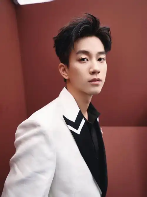 王子奇是演员王子奇展现夏日别样清冷气质.#微博电影之夜冷感大片