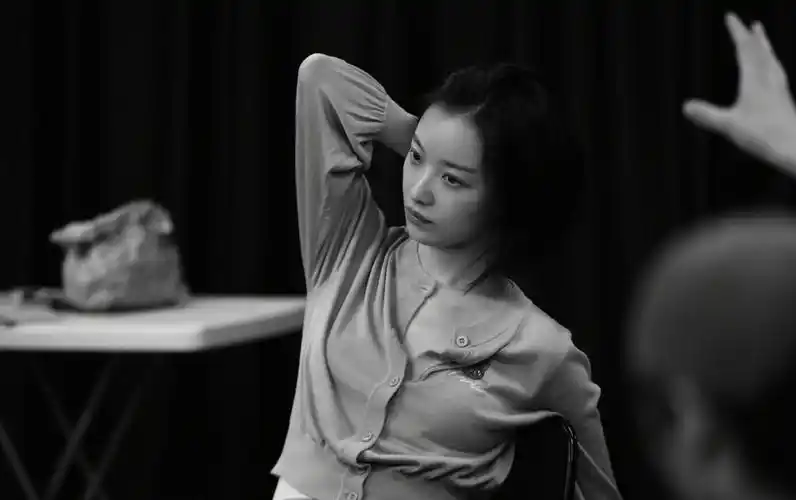 倪妮晒话剧幺幺洞捌彩排照氛围感超强