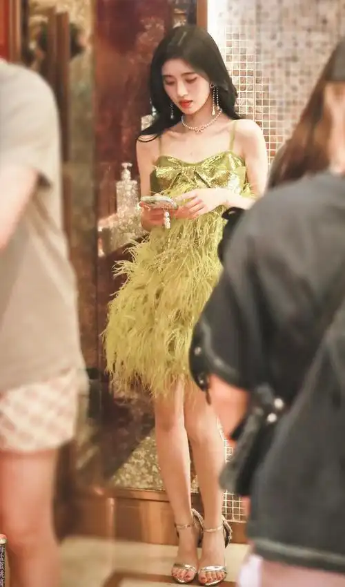 鞠婧祎沙发里的高跟美足|鞠婧祎_新浪新闻