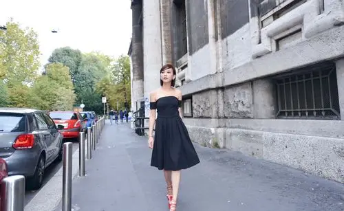 "元气少女"陈意涵是怎么了?黑色连衣裙却穿出了乡土大妈味