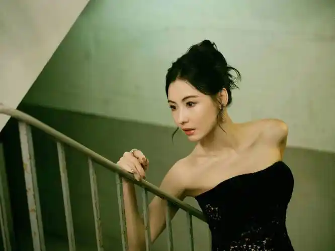 显高又大气不仅发型走的是贵气清爽路线,张柏芝的礼服也是将简约高级