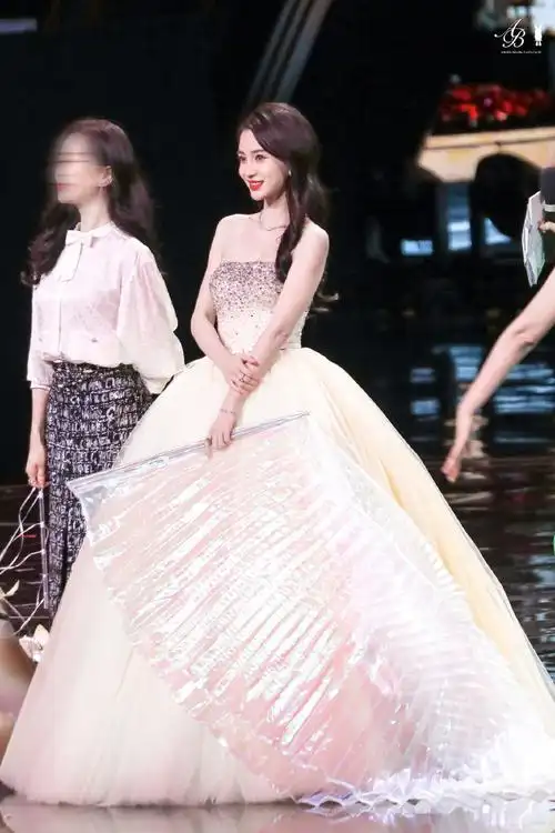 angelababy蝴蝶造型走秀