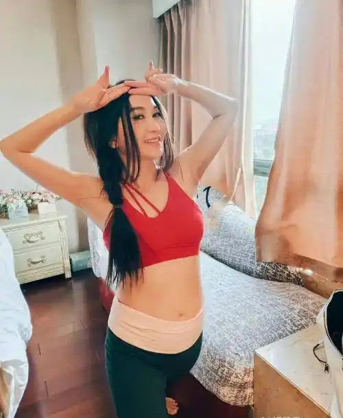 56岁温碧霞晒居家健身照高举双手露出纤腰年过半百仍比花娇