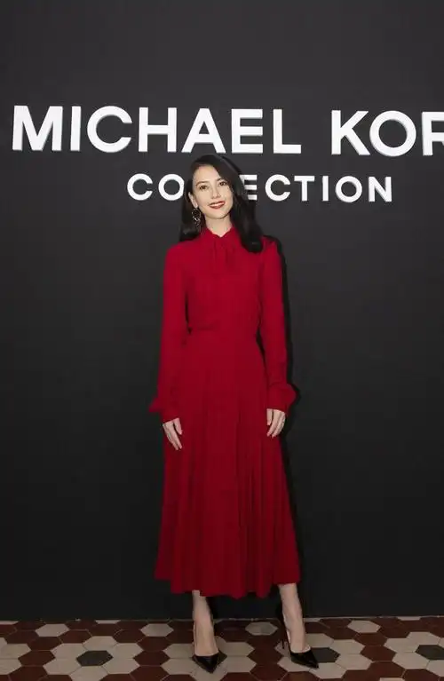 高圆圆气质果然不一般完美驾驭红色长裙配10cm高跟鞋看着都痛