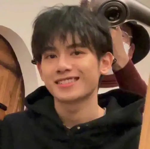 一整个爱住后面有和猪猪包合照哦～#头像分享  #胡先煦