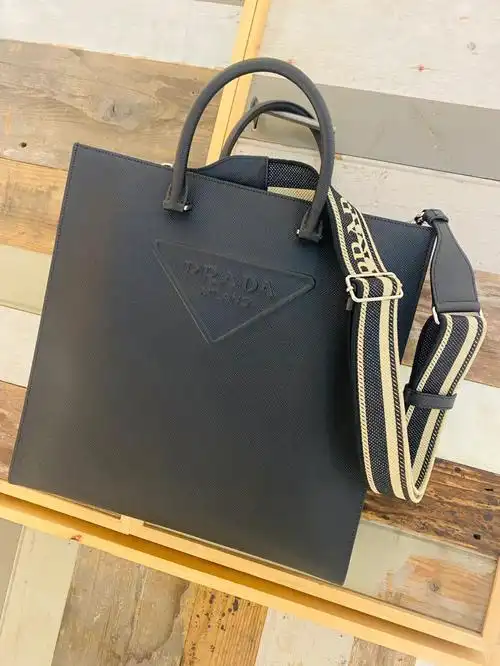 prada托特包