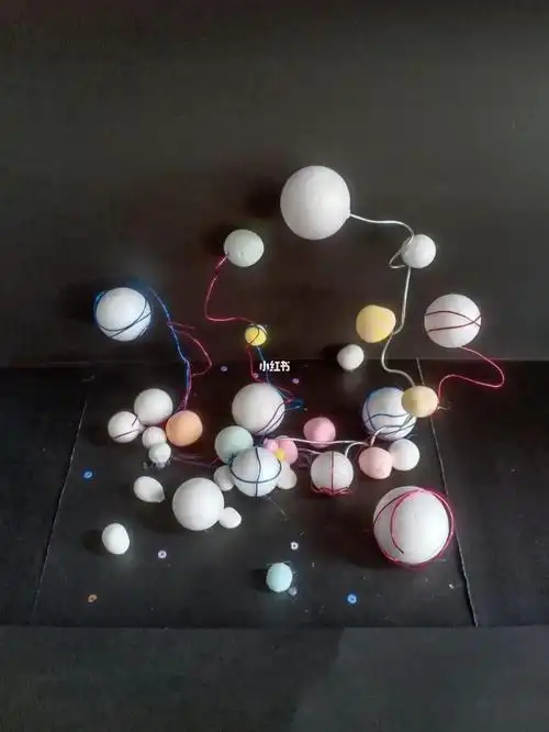 立体构成  点状,材料以泡沫球,粘土,铁丝制作