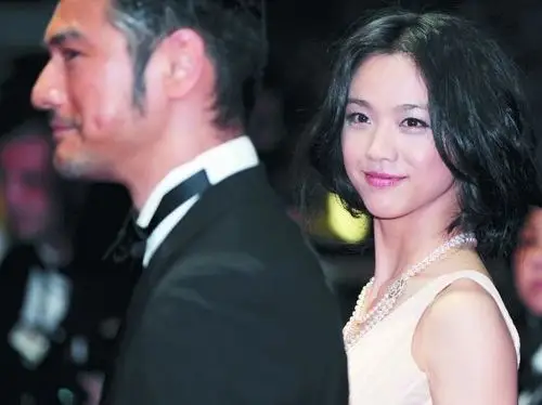 64届戛纳国际电影节上,演员汤唯(右)和金城武出席影片《武侠》首映式