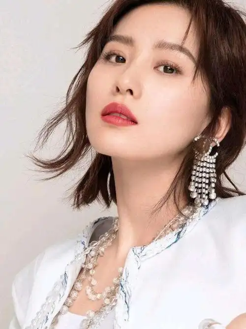 刘诗诗刚出道那几年,很多人说不服气她的颜值,觉得"_圈子-新氧美容