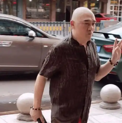 王绘春现身浙江金华走路麻利还和拍摄者招手没想到快六十了