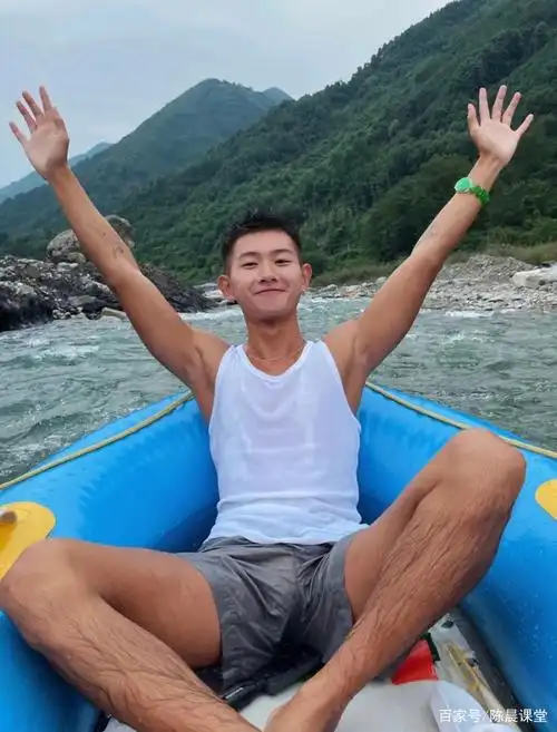 小哥哥穿灰裤子玩漂流,玩到全身湿透,腿毛还挺顺滑的呢