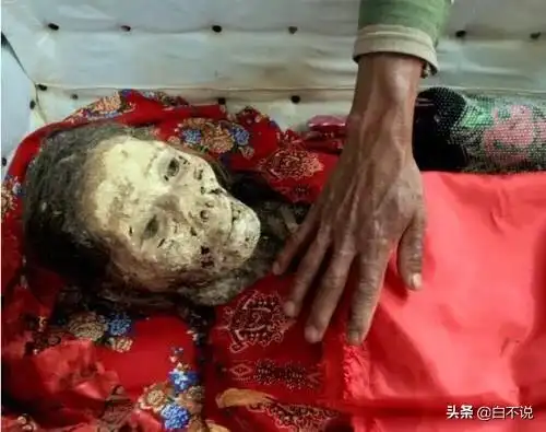 人死后一个月人死后的腐烂过程而根据科学研究发现 ,人在棺材中的腐烂