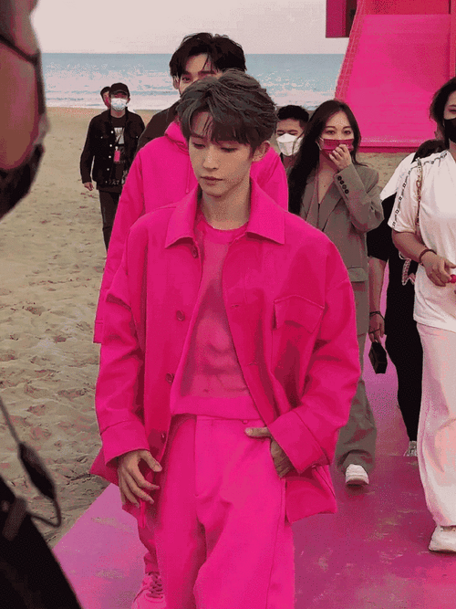 迎面走来的是腹肌吧!@into1-刘宇#阿那亚大秀明星生图状态