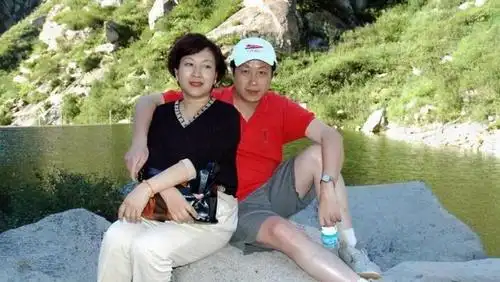 罗京逝世11年,葬礼哭昏厥的妻子,守寡8年携子改嫁富商成阔太|新闻联播