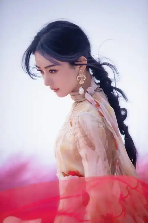 原创赵丽颖工作室发布颖宝时尚芭莎拍摄花絮视频绝美了