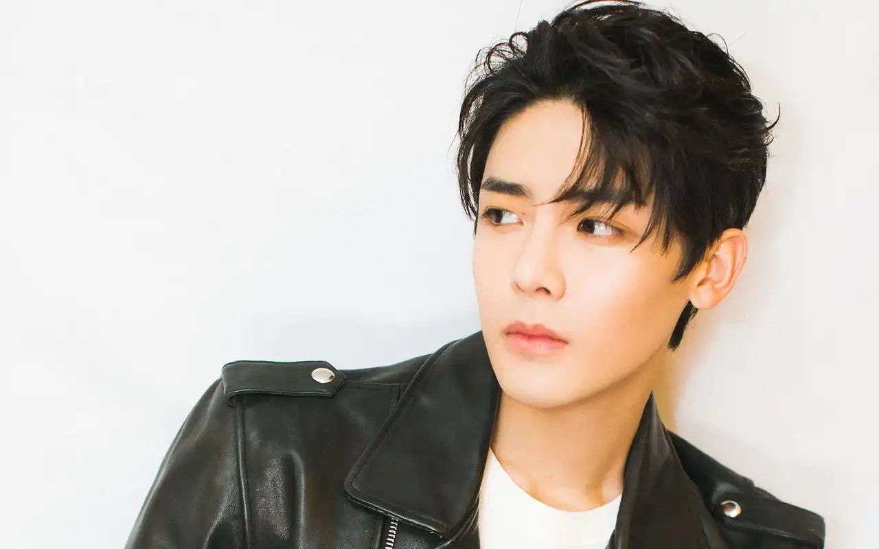 侯明昊帅气时尚壁纸偶像明星侯明昊