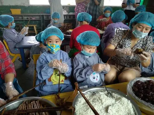 孩子自己动手包粽子!